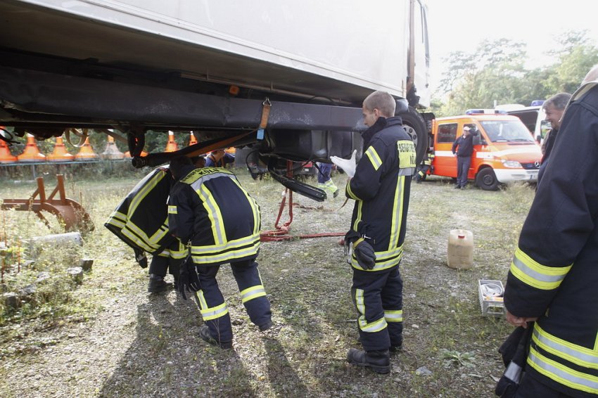 LKW faehrt in den Rhein Langel Hitdorf Faehre P563.JPG